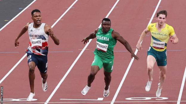 Le Nigérian Enoch Adegoke (au centre) se jette sur la ligne lors de sa demi-finale du 100 m hommes aux Jeux olympiques de Tokyo