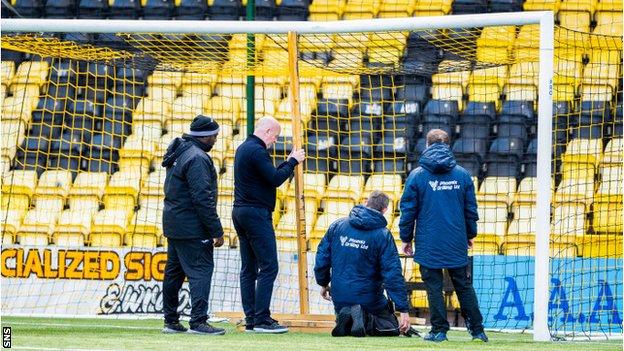 Le patron de Livingston, David Martindale, répare une barre transversale cassée avant la rencontre de son équipe avec le comté de Ross