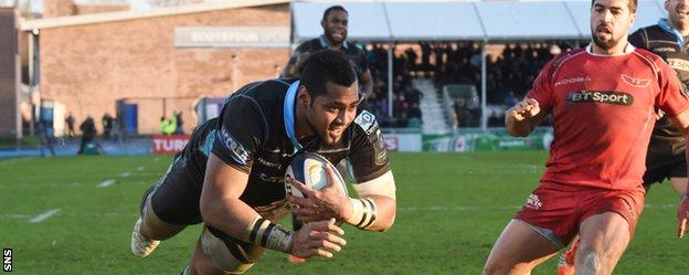Taqele Naiyaravoro scores a try for Glasgow Warriors against Scarlets