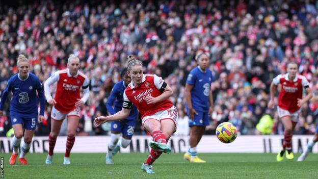 Women’s Super League: การแข่งขันชิงตำแหน่งเปิดกว้างโดยอีควอไลเซอร์ช่วงท้ายของ Sam Kerr สำหรับ Chelsea ที่ Arsenal