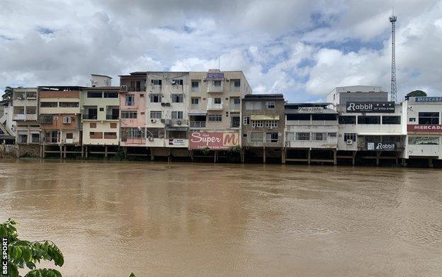 El canal que atraviesa Nova Venecia