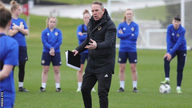 Kenny Shiels y su cuerpo técnico han transformado la suerte de Irlanda del Norte