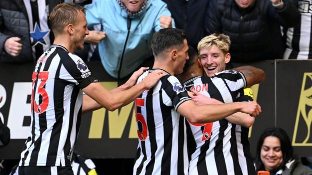 Newcastle celebrate a goal against Crystal Palace