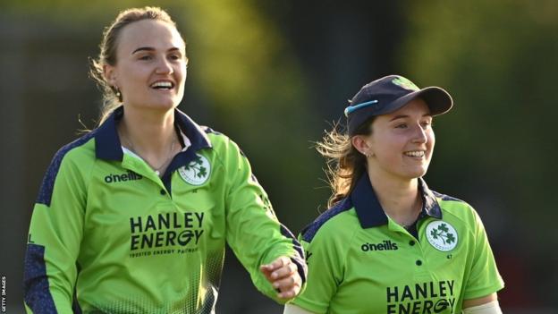 Gaby Lewis et Leah Paul ont mis en place un partenariat d'ouverture de 84 épisodes pour l'Irlande dans l'ODI de dimanche