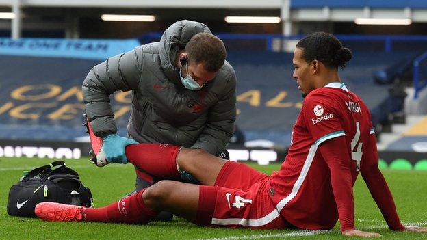 Игрок "Ливерпуля" Вирджил ван Дейк получил лечение после травмы колена после подката Джордана Пикфорда из "Эвертона"
