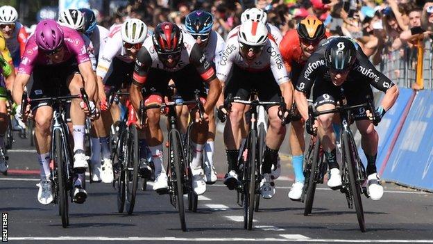 Alberto Dainese wins stage 11 of the 2022 Giro d'Italia