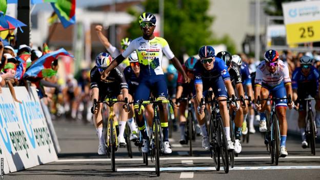 Biniam Girmay (centre) wins a the second stage of the Tour de Suisse