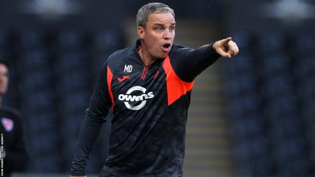 Michael Duff gives instructions to his players