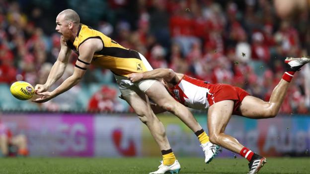 SYDNEY, AUSTRALIA - JUNE 21: Jarryd Roughead of the Hawks handballs during the round 14 AFL match between the Sydney Swans and the Hawthorn Hawks at the Sydney Cricket Ground on June 21, 2019 in Sydney, Australia. (Photo by Ryan Pierse/Getty Images)