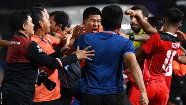 Joueurs et officiels réagissent alors qu'une bagarre éclate en marge de la finale de football masculin entre la Thaïlande et l'Indonésie