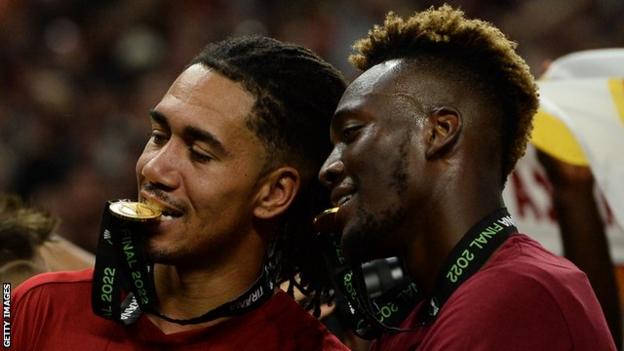 I giocatori della Roma Chris Smalling e Tammy Abraham festeggiano dopo aver battuto il Feyenoord nella finale di Europa League.