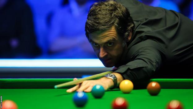 Ronnie O'Sullivan playing snooker