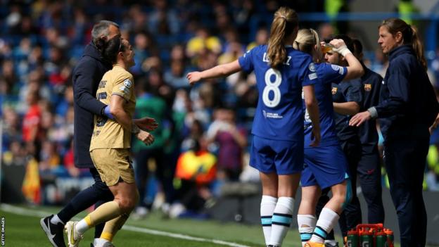 Lucy Bronze limps off during Barcelona match against Chelsea