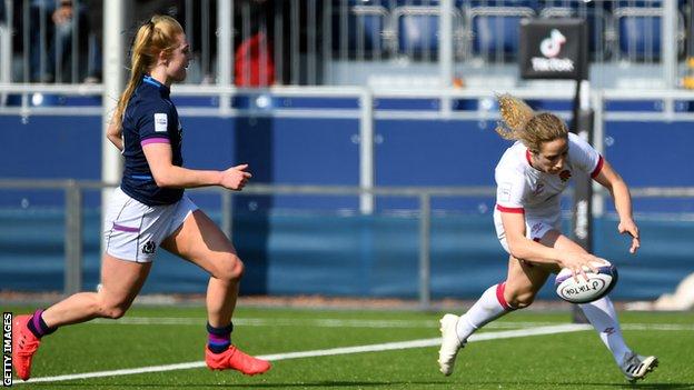 Abby Dow scores a try