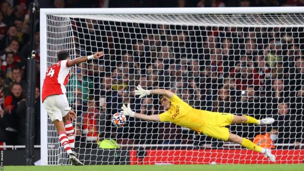 Emi Martinez hält den Elfmeter von Pierre-Emerick Aubameyang beim 3:1-Sieg von Arsenal im Emirates Stadium im Oktober 2021