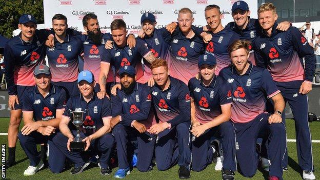 England with the ODi series trophy