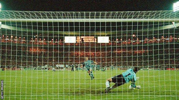 กาเร็ธ เซาธ์เกต เซฟจุดโทษได้ในการยิงประตูรอบรองชนะเลิศ ยูโร '96