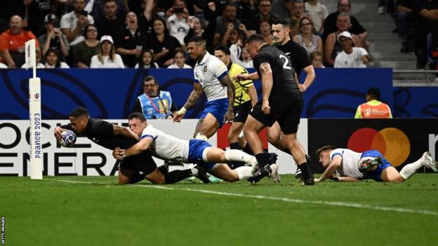 New Zealand's Aaron Smith celebrates his try