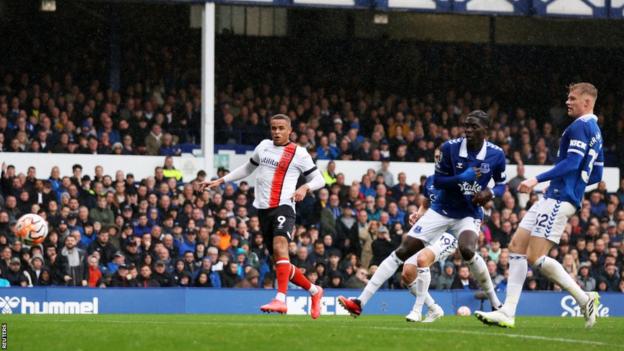 Carlton Morris scoring for Luton against Everton