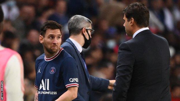 Lionel Messi leaves the pitch in front of Mauricio Pochettino