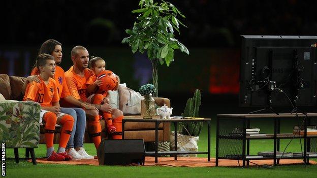 Wesley Sneijder watches messages on television with his family