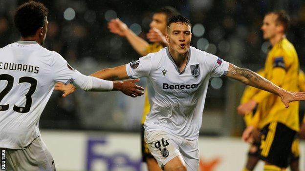 Vitoria Guimaraes 1-1 Arsenal: Gunners concede late equaliser in Portugal - BBC Sport