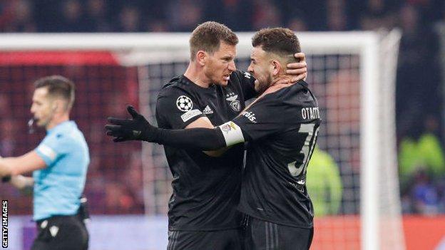 Jan Vertonghen (left) and Nicolas Otamendi of Benfica embrace