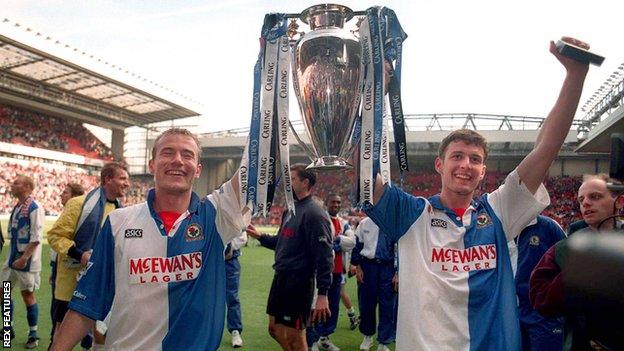 Alan Shearer en Chris Sutton vieren de Premier League Cup