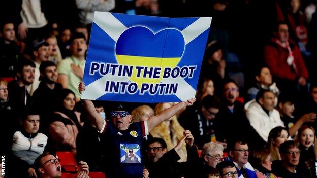 Fanúšik Škótska zobrazuje transparent na podporu Ukrajiny uprostred ruskej invázie