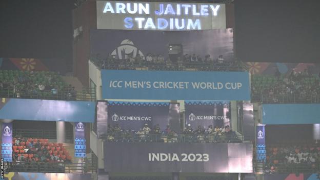 Стадіон Арун Джайтлі в Делі вкритий смогом під час матчу Бангладеш проти Шрі-Ланки