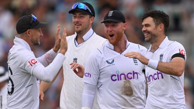 James Anderson of England (R) celebrates with Joe Root, Ollie Robinson and Ben Stokes after dismissing Keegan Petersen of South Africa during Day Four of the Third LV= Insurance Test Match between England and South Africa at The Kia Oval on September 11, 2022 in London, England.