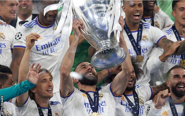 Karim Benzema soulève le trophée de la Ligue des champions en 2022
