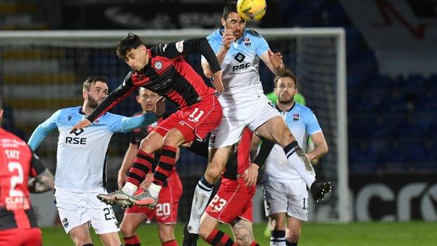 Ross County's Ross Draper and St Mirren's İlkay Durmus