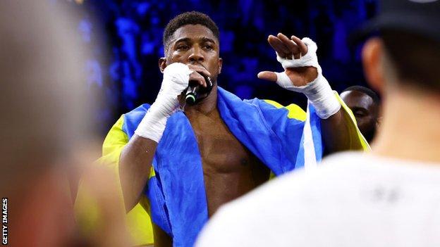 Anthony Joshua parle à la foule