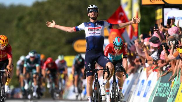Kasper Asgreen celebrates victory on stage 18