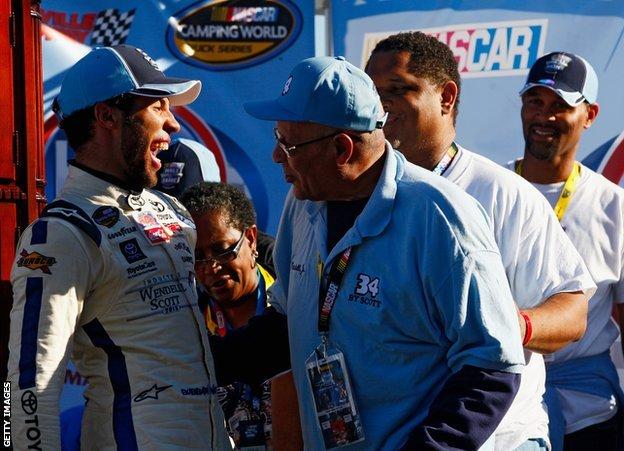 Wendell Scott Jr gratuliert Bubba Wallace zum Sieg 2013, auch Warrick ist anwesend