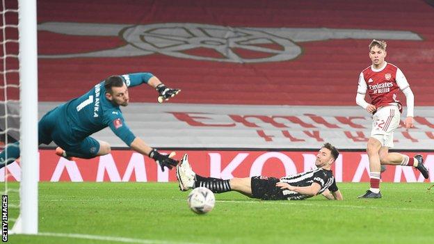 Arsenal 2-0 Newcastle: Emile Smith Rowe & Pierre-Emerick Aubameyang see FA  Cup holders through - BBC Sport