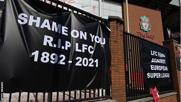 Pancartas de protesta fuera de Anfield en Liverpool