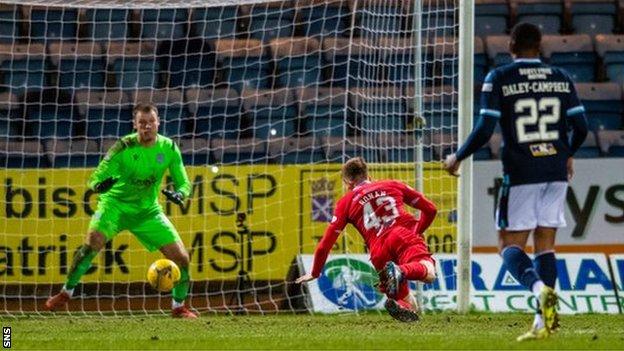St Mirren's Connor Ronan gets on the end of Jay Henderson's cross to nod in a dramatic late winner