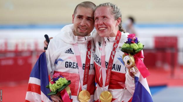 Neil and Lora Fachie celebrate their Tokyo gold medals