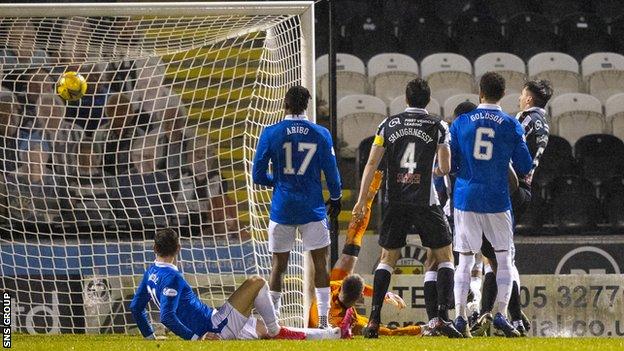 Conor McCarthy marque pour le faire 3-2 St Mirren lors d'un match de quart de finale de la Coupe Betfred entre St Mirren et Rangers