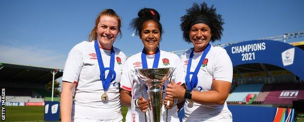 Cath O'Donnell, Lagi Tuima and Shaunagh Brown with the Six Nations trophy