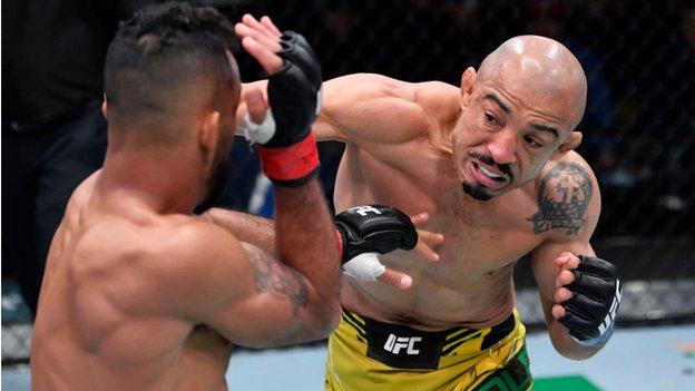 Jose Aldo frappe la ligne de vol