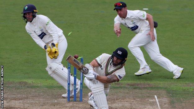 L'ouverture du Gloucestershire, le 75 de Chris Dent, a pris fin après avoir été battu par Andrew Salter de Glamorgan