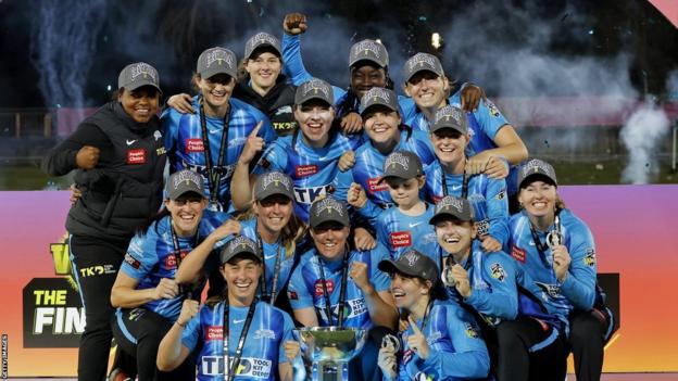 Los Adelaide Strikers celebran la conquista del título de la WBBL