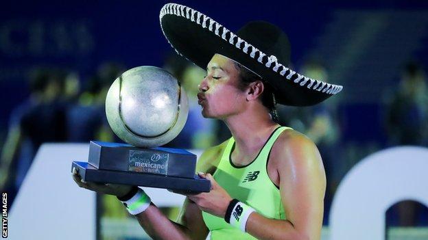 Heather Watson kisses the Mexican Open trophy