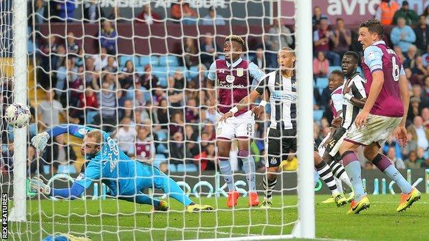 Aaron Tshibola scores