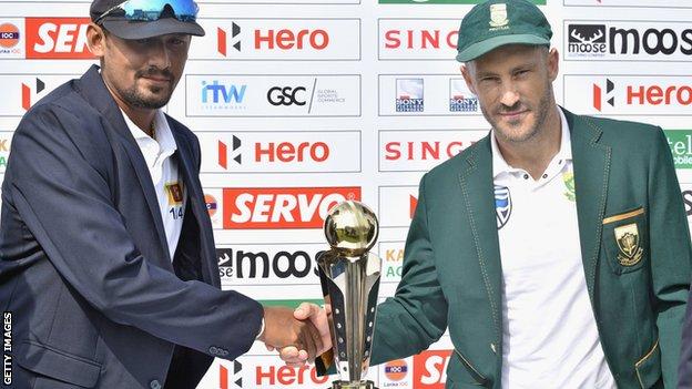 Captains Suranga Lakmal and Faf du Plessis with the Test series trophy