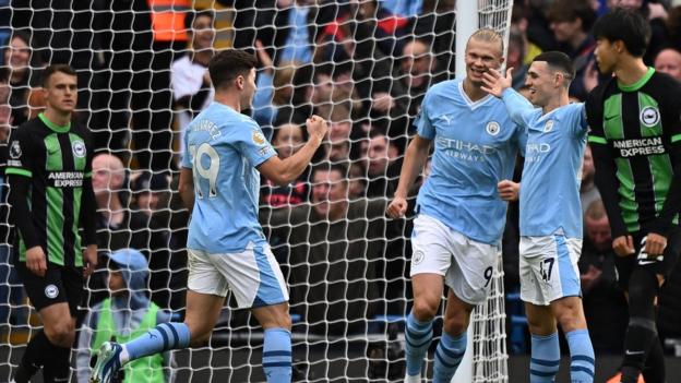 Julian Alvarez celebrates with City team mates