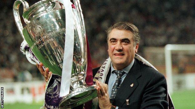 Lorenzo Sanz with the Champions League trophy